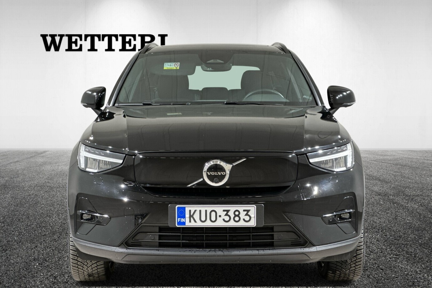 Esittelykuva VOLVO XC40 täyssähköautosta.