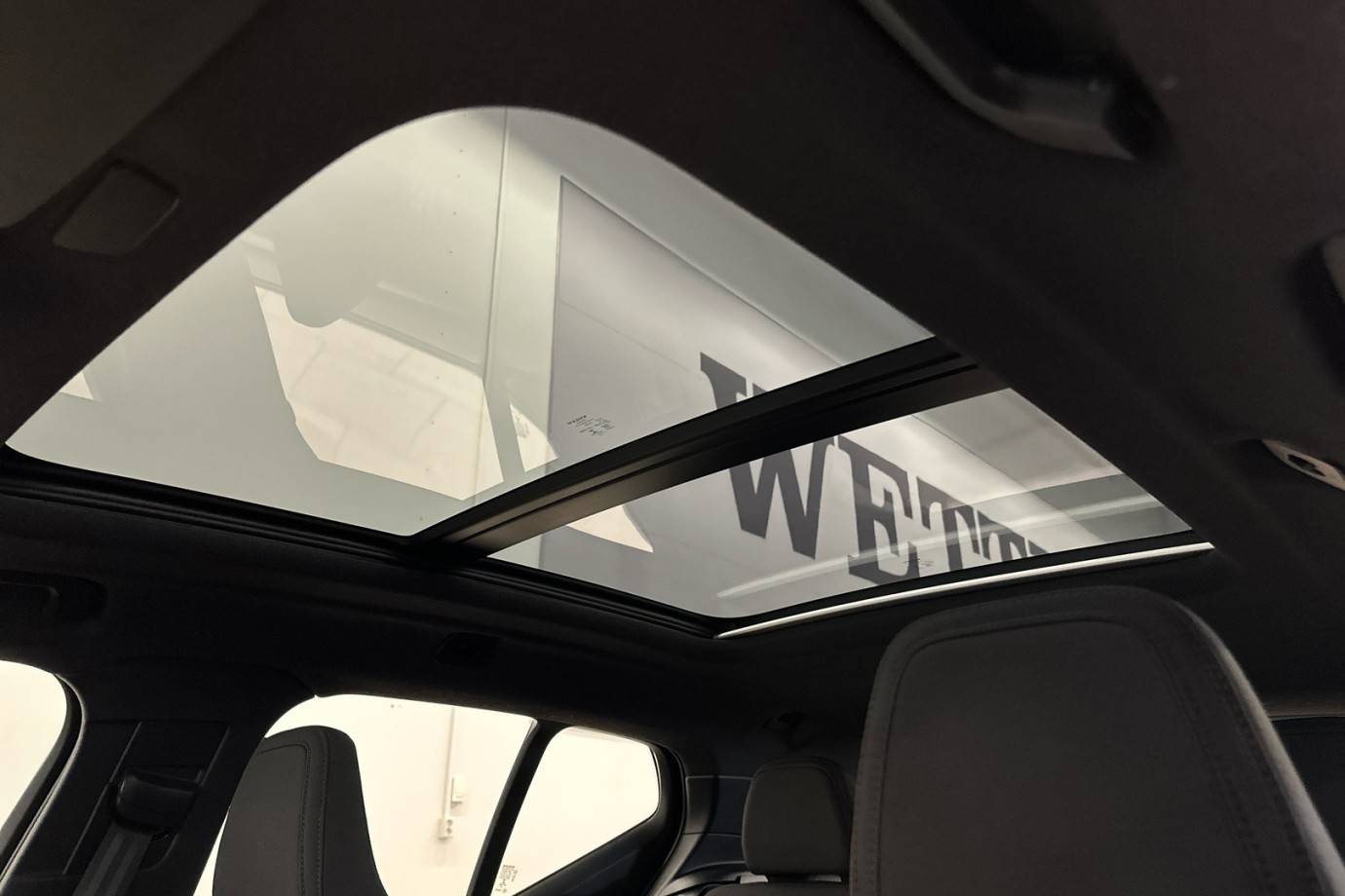 Esittelykuva VOLVO XC40 täyssähköautosta.