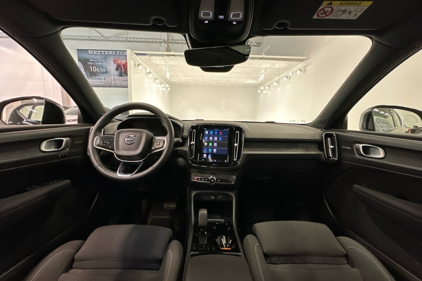 Esittelykuva VOLVO XC40 täyssähköautosta.