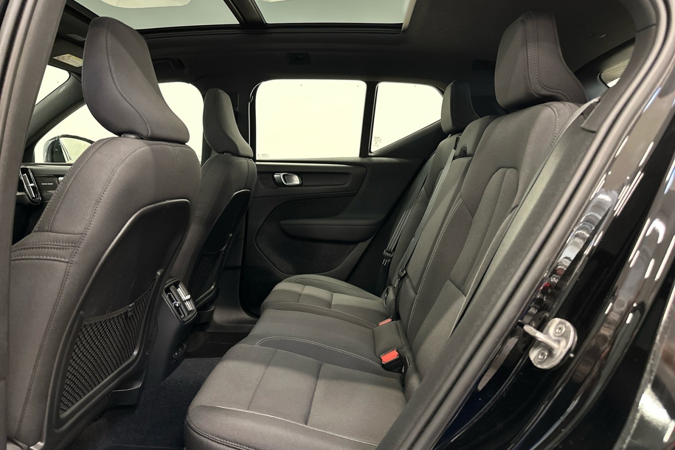 Esittelykuva VOLVO XC40 täyssähköautosta.