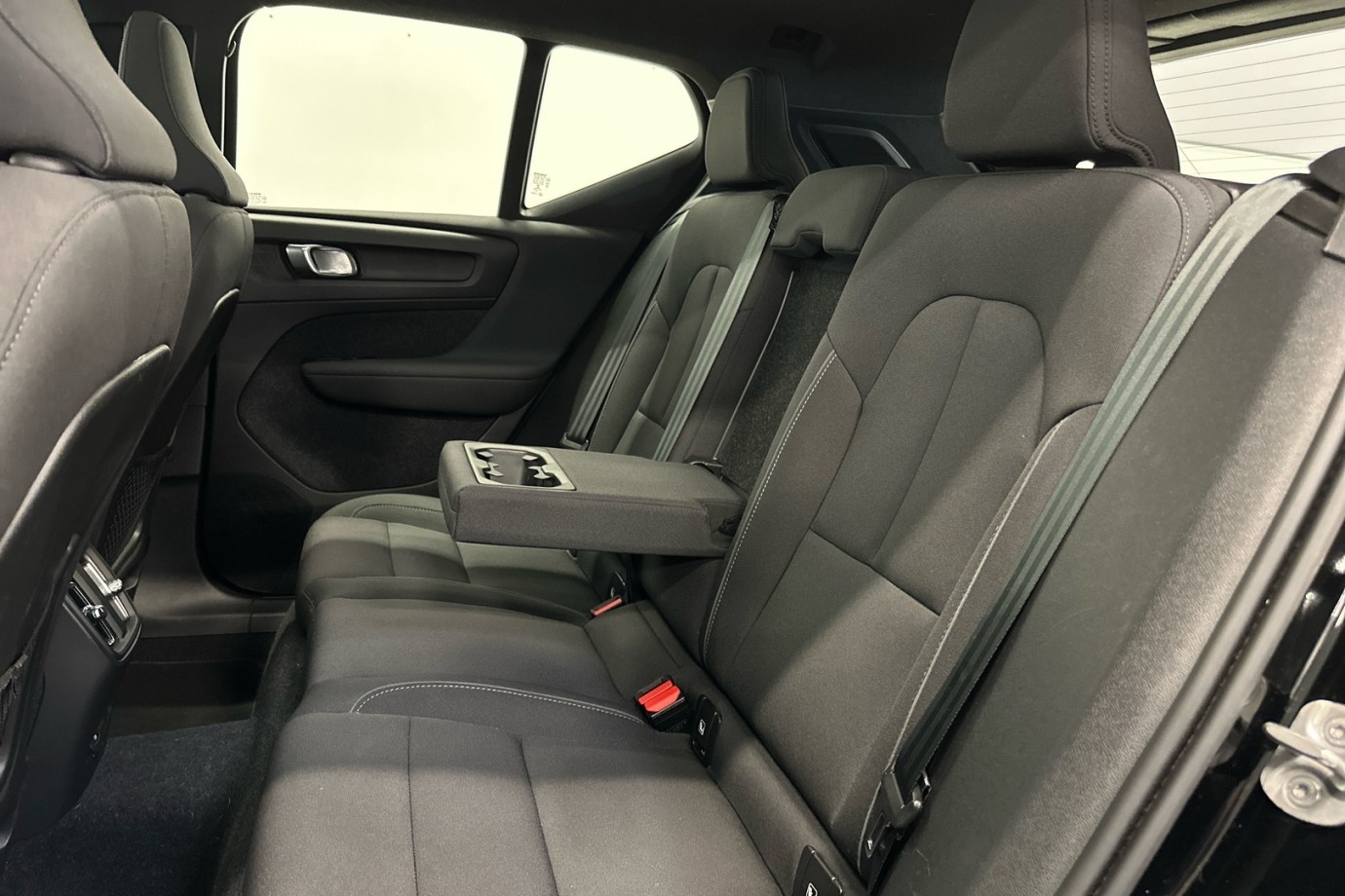 Esittelykuva VOLVO XC40 täyssähköautosta.