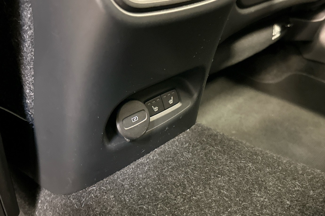 Esittelykuva VOLVO XC40 täyssähköautosta.