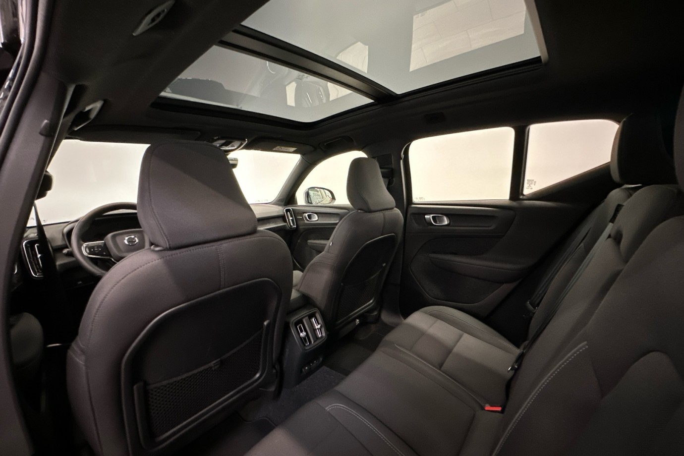 Esittelykuva VOLVO XC40 täyssähköautosta.