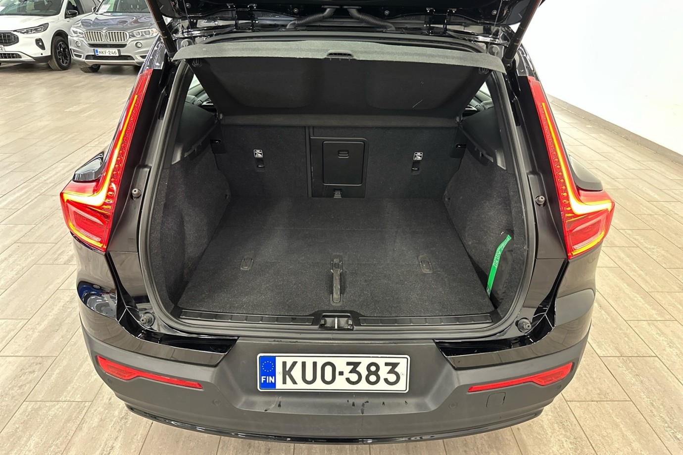 Esittelykuva VOLVO XC40 täyssähköautosta.