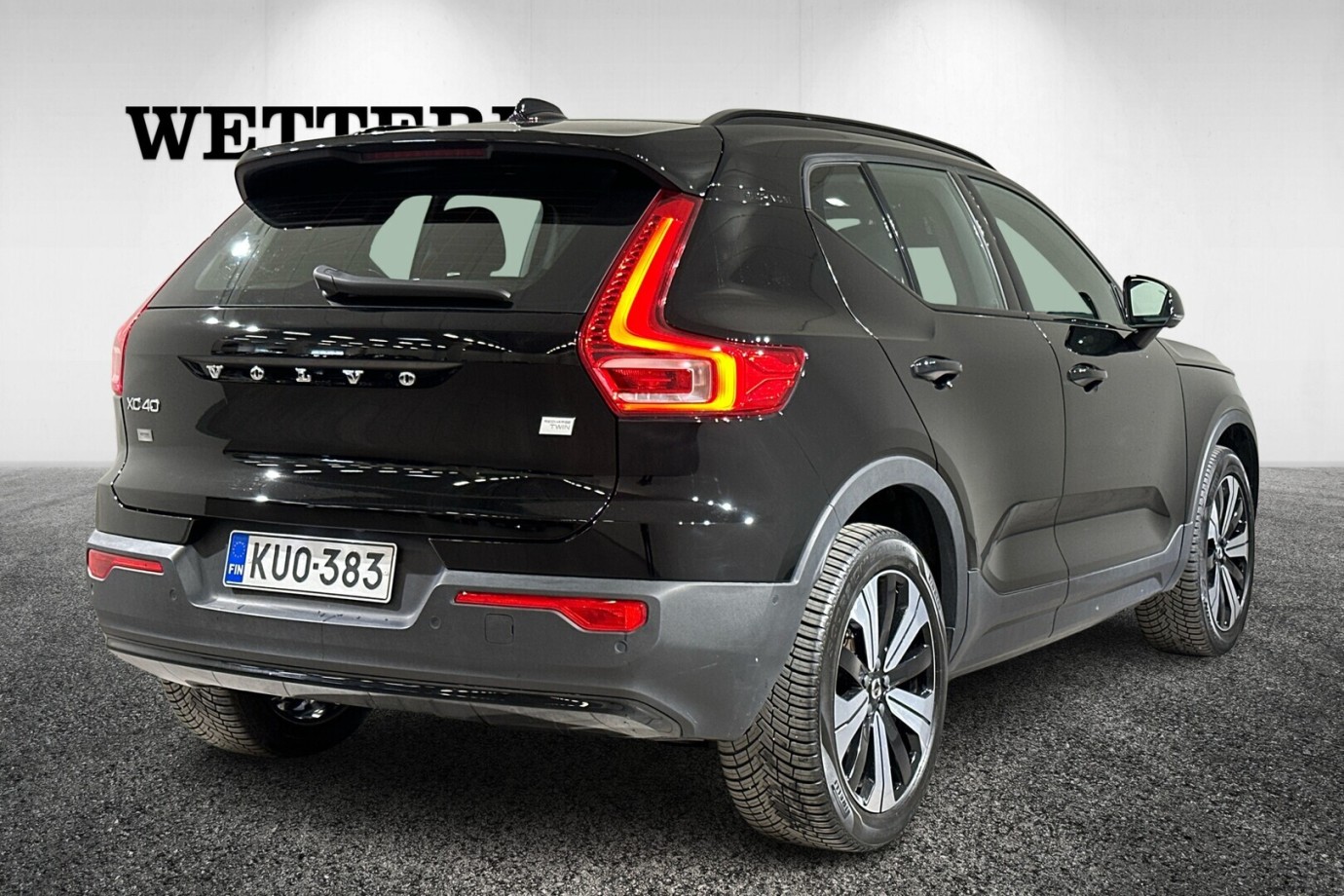 Esittelykuva VOLVO XC40 täyssähköautosta.