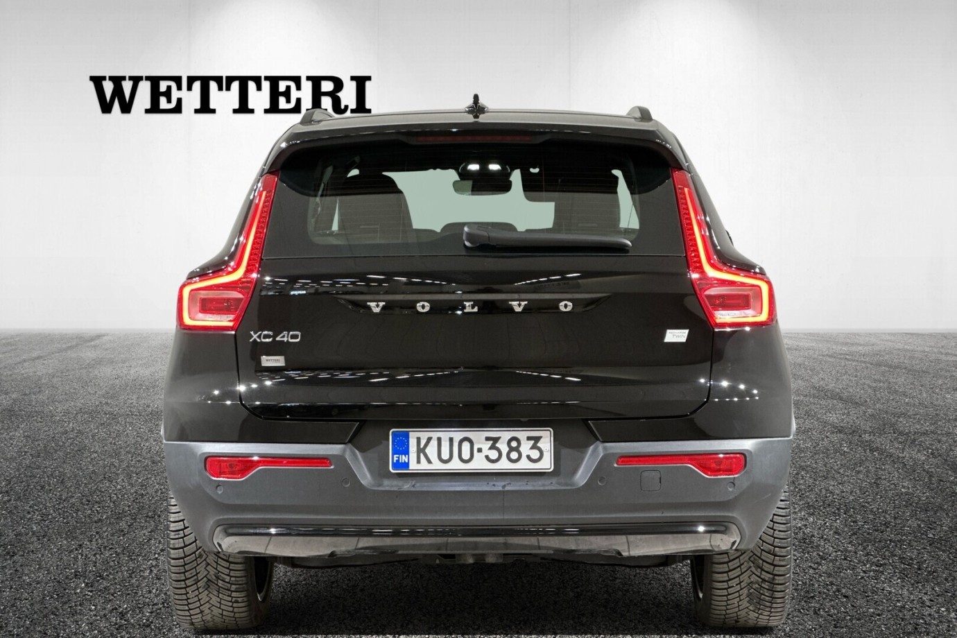 Esittelykuva VOLVO XC40 täyssähköautosta.