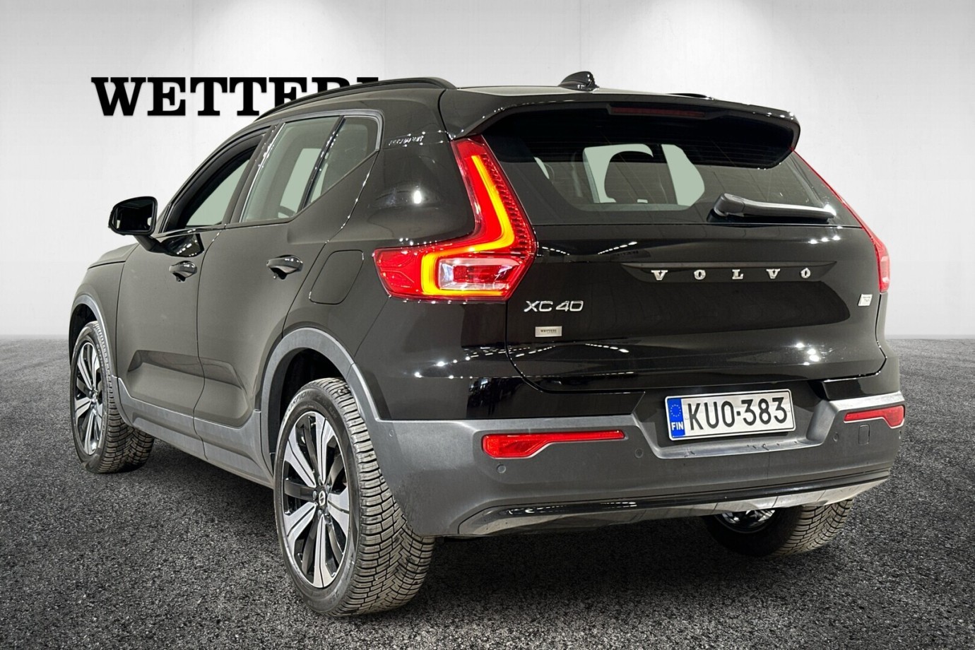 Esittelykuva VOLVO XC40 täyssähköautosta.