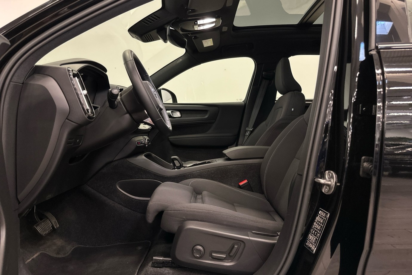 Esittelykuva VOLVO XC40 täyssähköautosta.