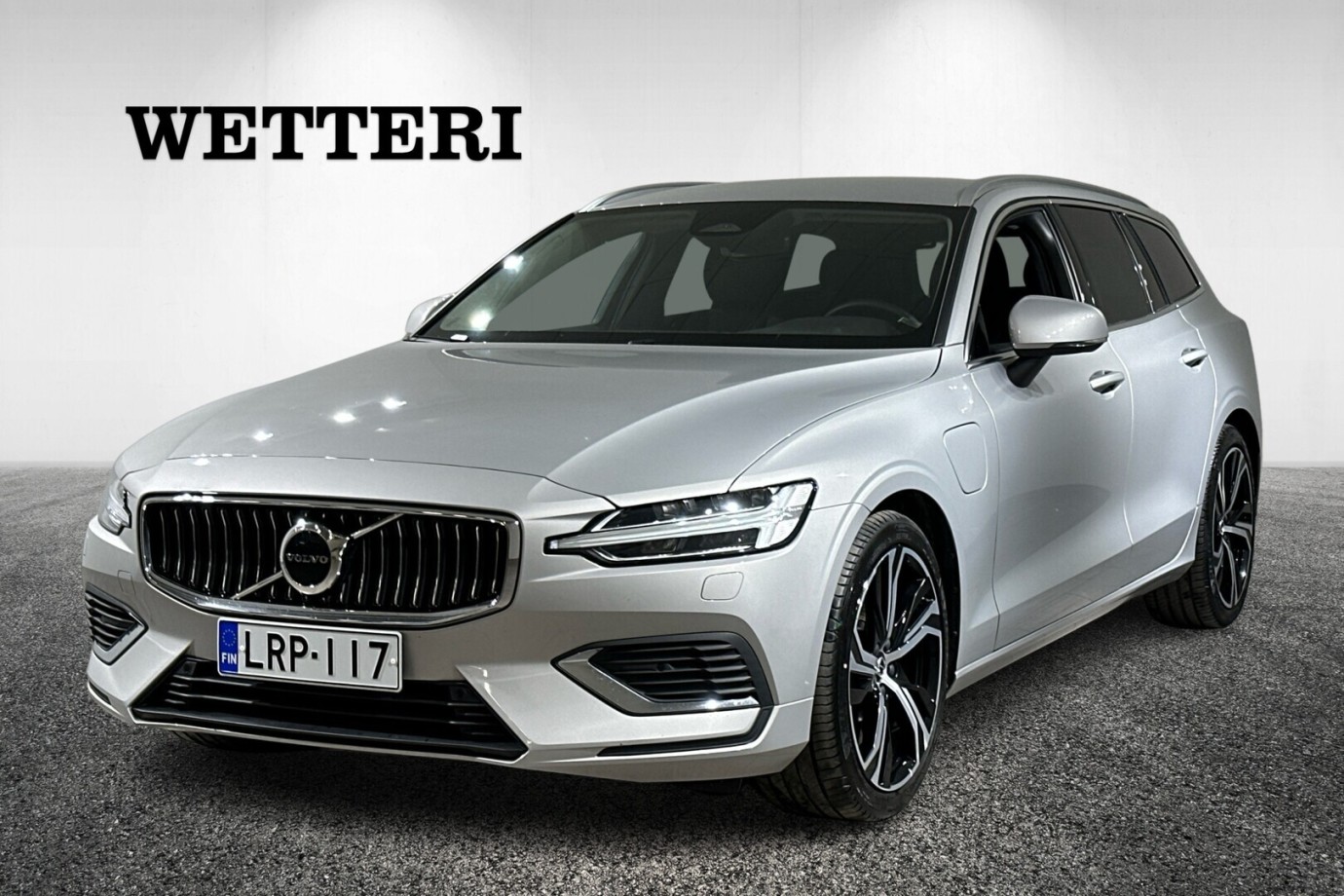 Esittelykuva VOLVO V60 lataushybridiautosta.