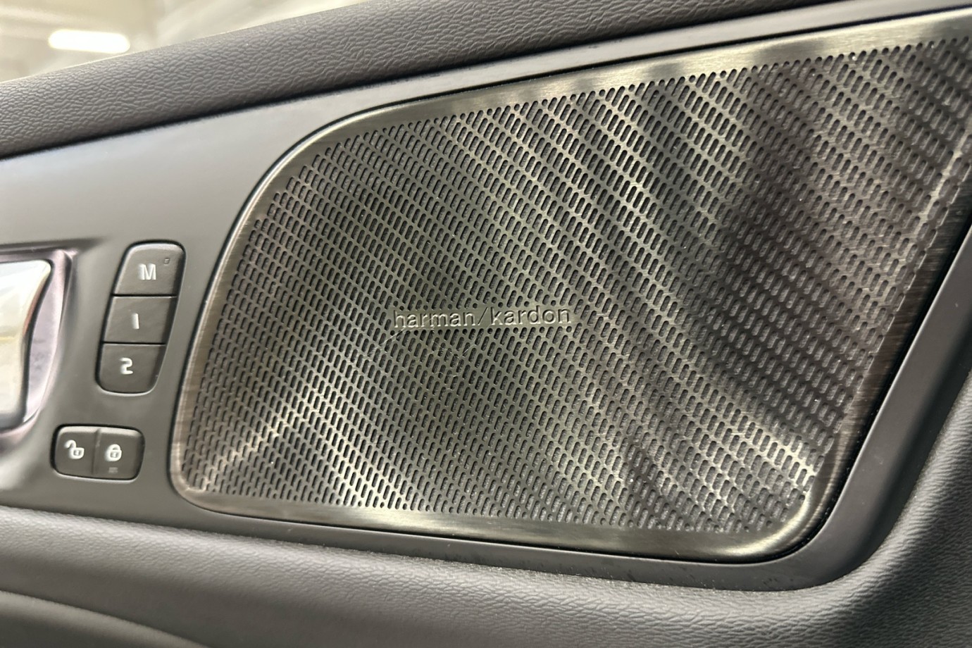 Esittelykuva VOLVO V60 lataushybridiautosta.