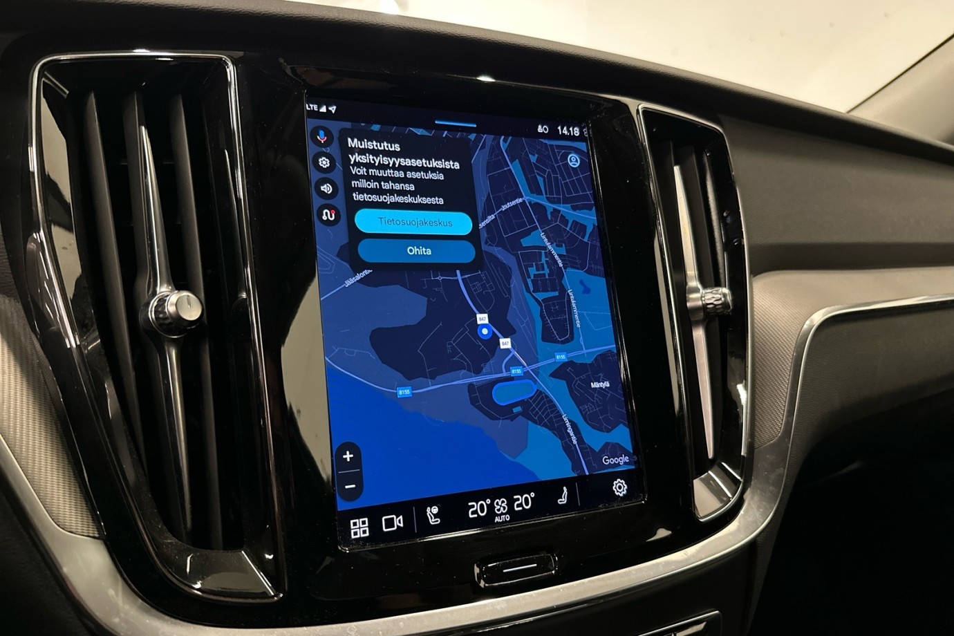 Esittelykuva VOLVO V60 lataushybridiautosta.