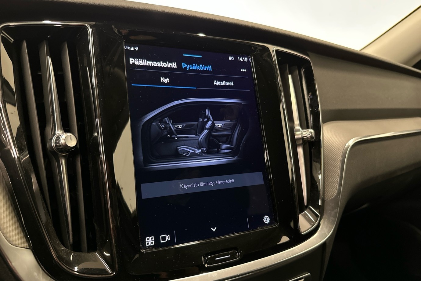Esittelykuva VOLVO V60 lataushybridiautosta.