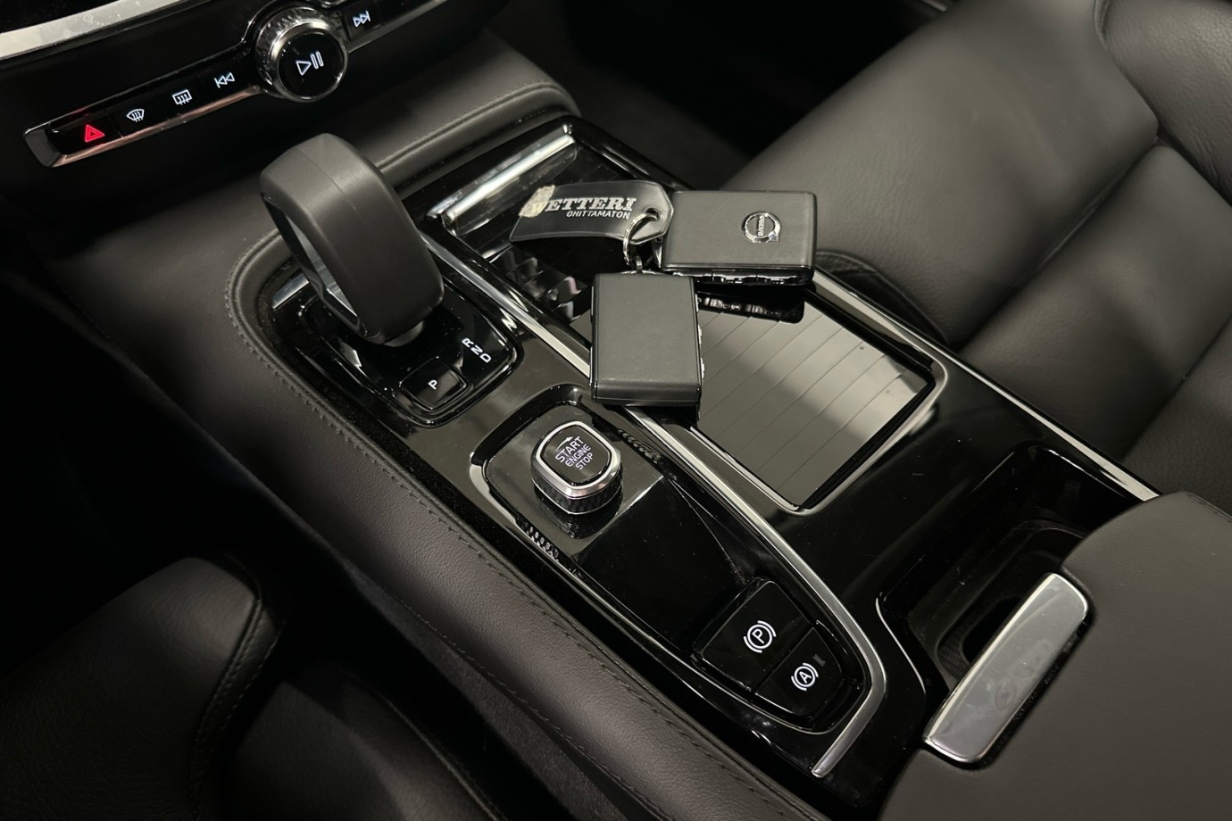 Esittelykuva VOLVO V60 lataushybridiautosta.