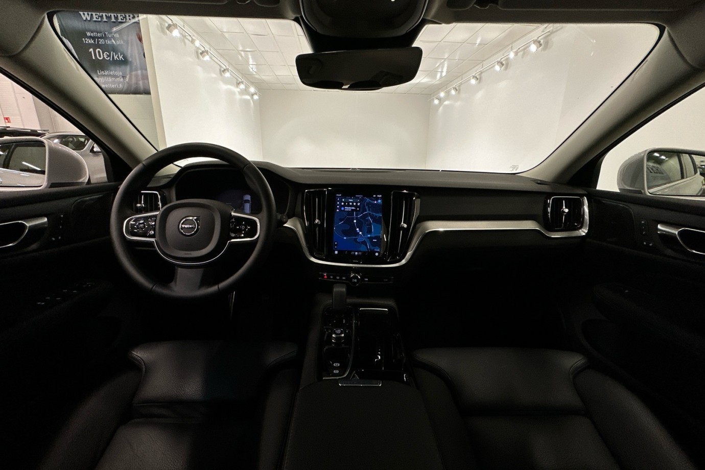 Esittelykuva VOLVO V60 lataushybridiautosta.