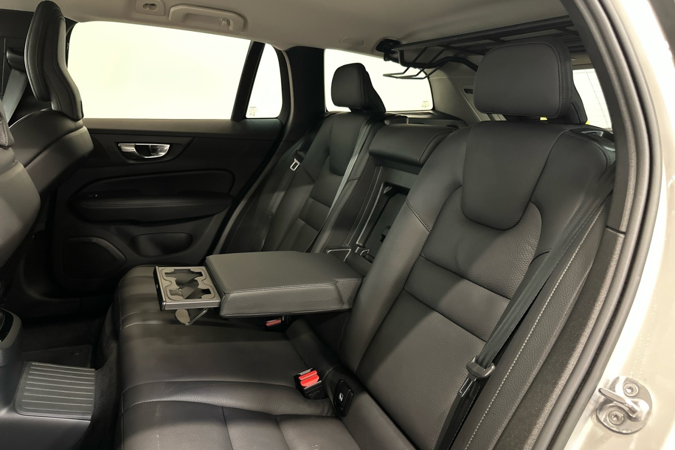 Esittelykuva VOLVO V60 lataushybridiautosta.