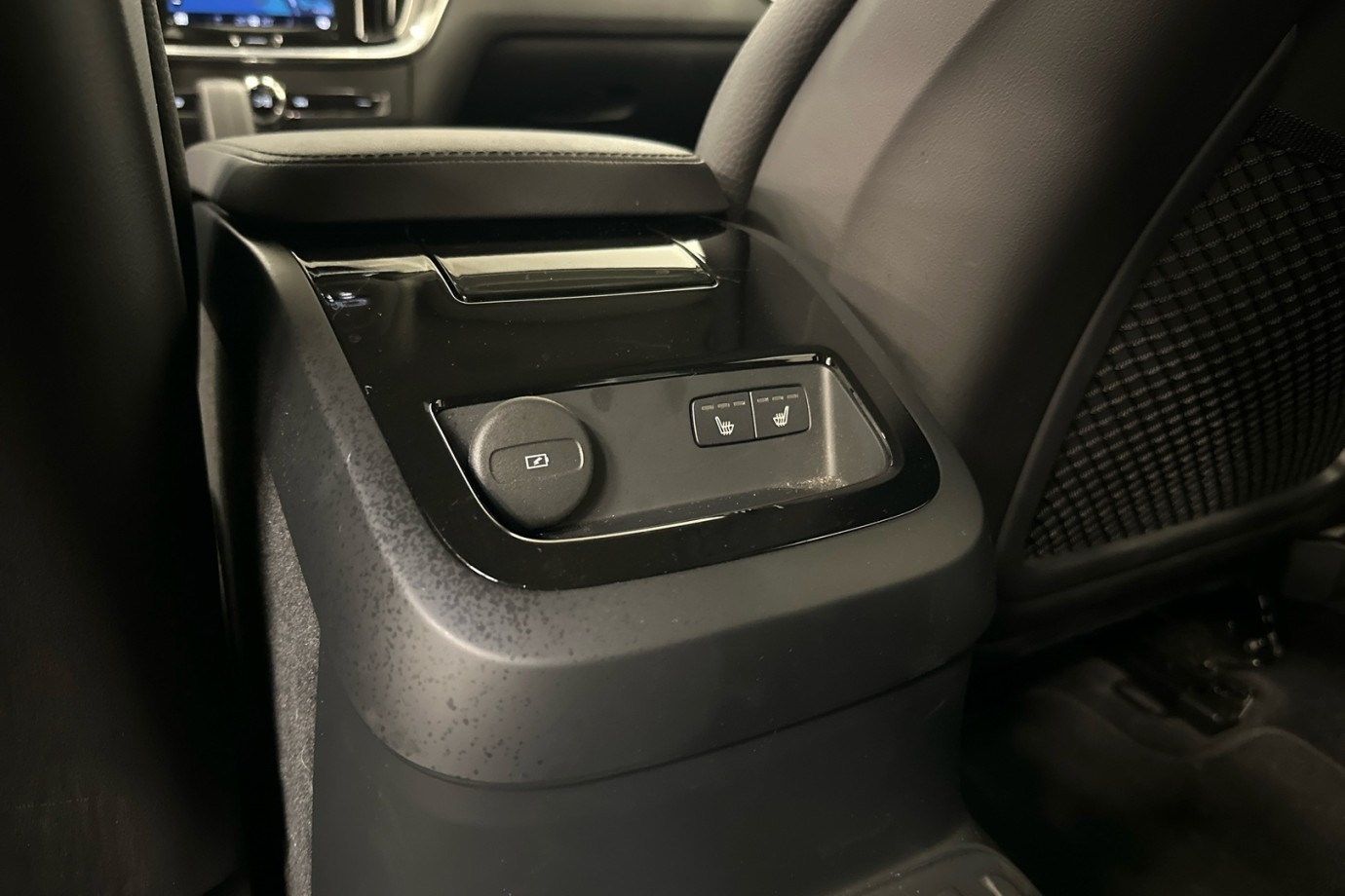 Esittelykuva VOLVO V60 lataushybridiautosta.