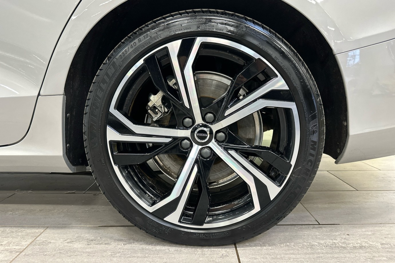 Esittelykuva VOLVO V60 lataushybridiautosta.
