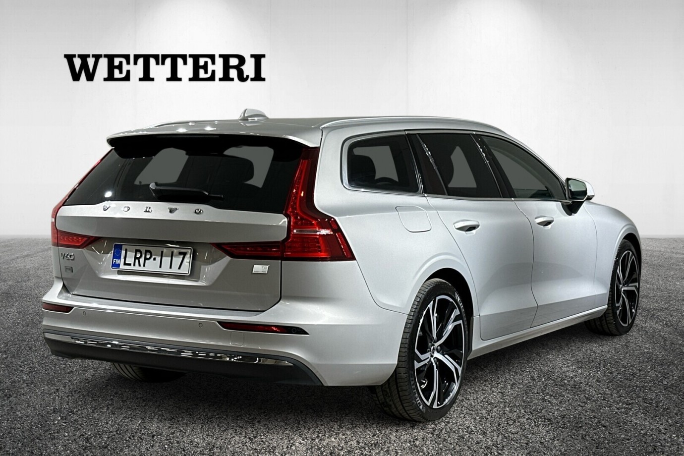 Esittelykuva VOLVO V60 lataushybridiautosta.