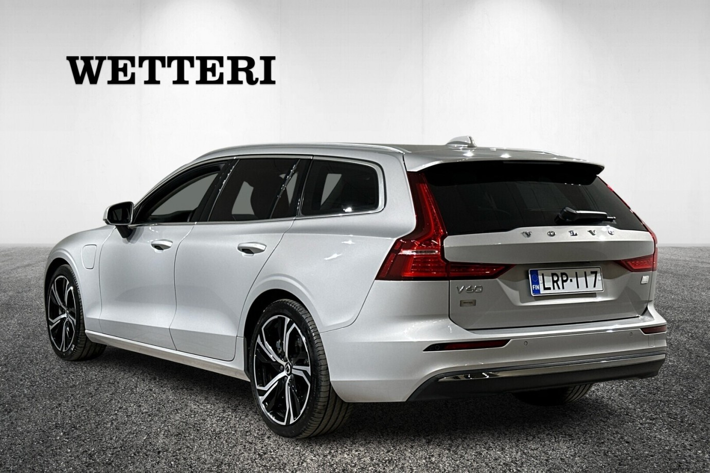 Esittelykuva VOLVO V60 lataushybridiautosta.