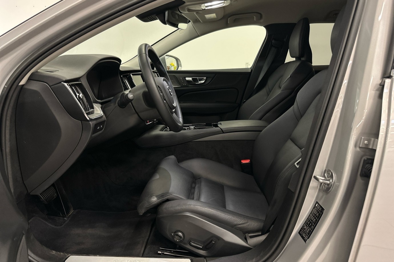 Esittelykuva VOLVO V60 lataushybridiautosta.
