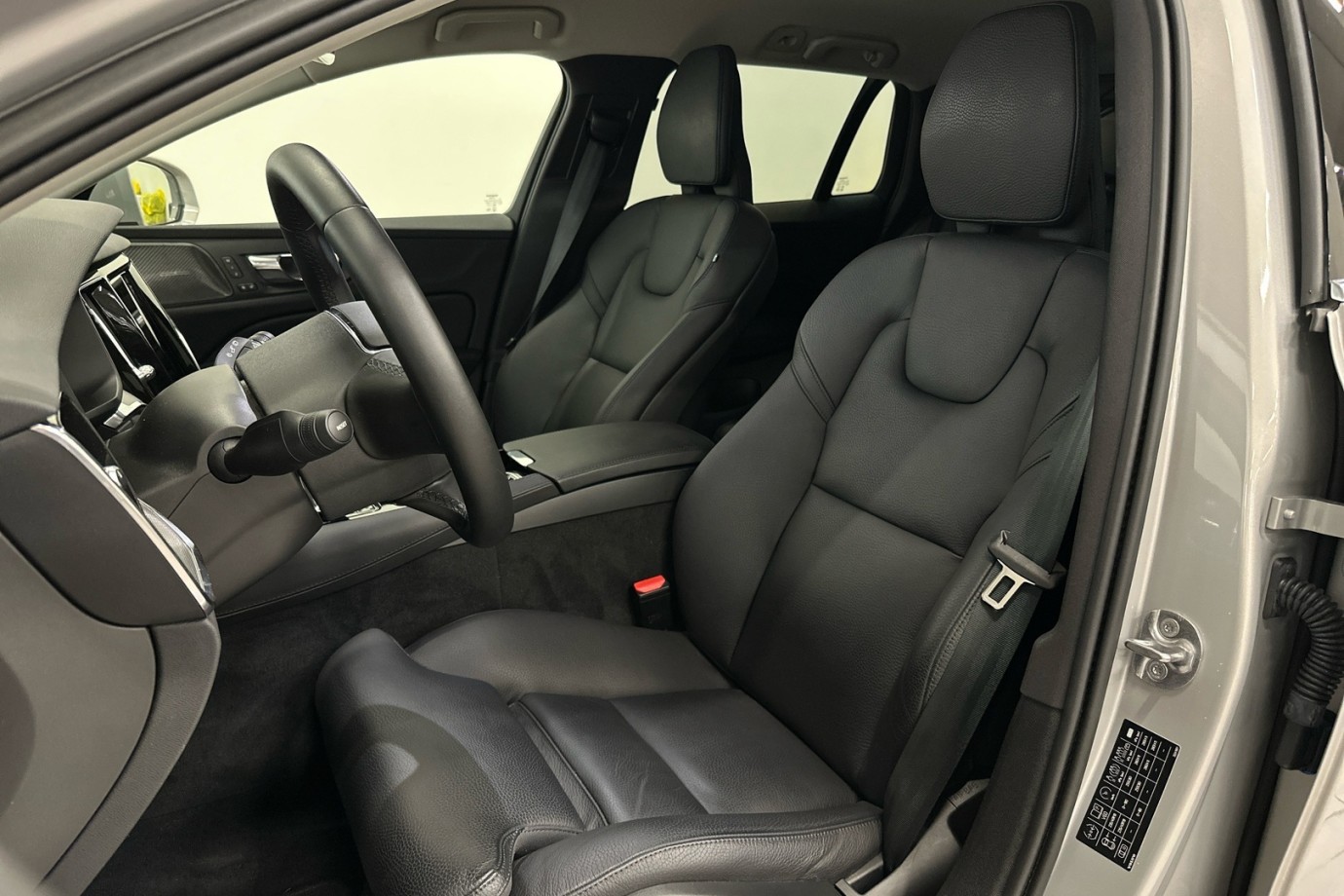 Esittelykuva VOLVO V60 lataushybridiautosta.