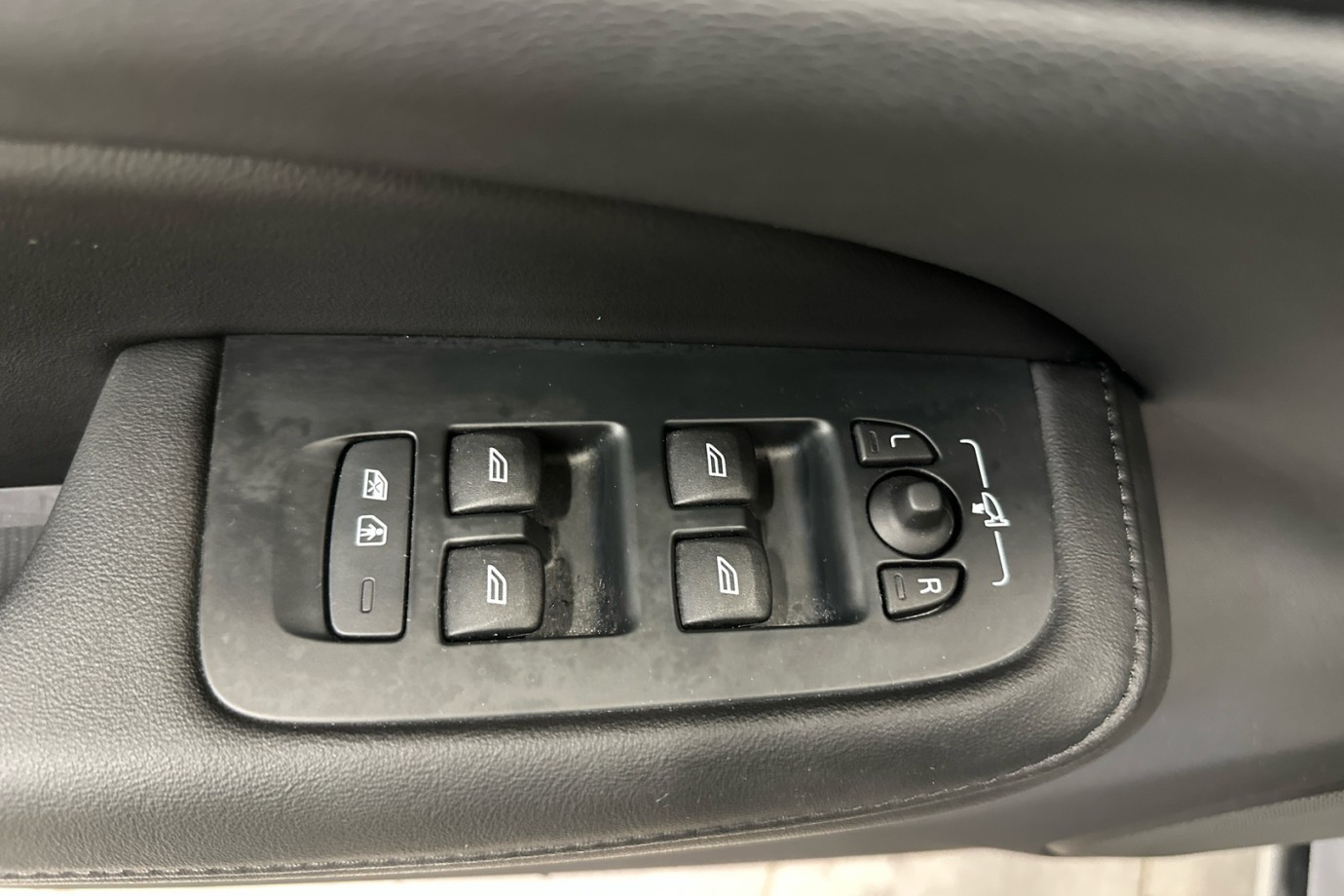 Esittelykuva VOLVO V60 lataushybridiautosta.