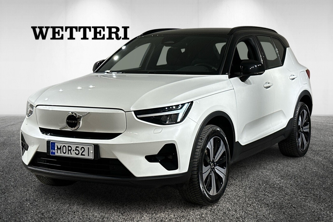 Esittelykuva VOLVO XC40 täyssähköautosta.