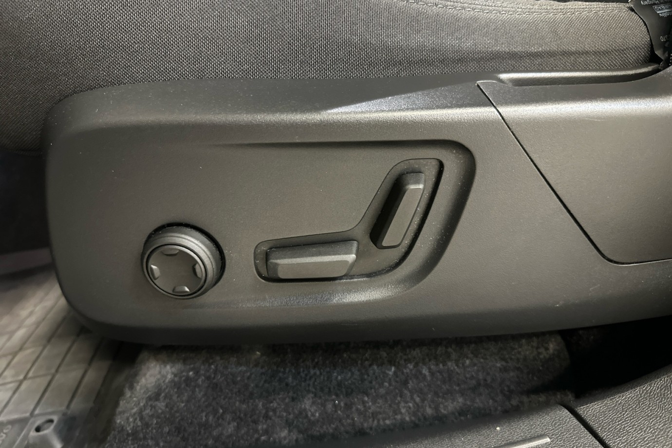 Esittelykuva VOLVO XC40 täyssähköautosta.