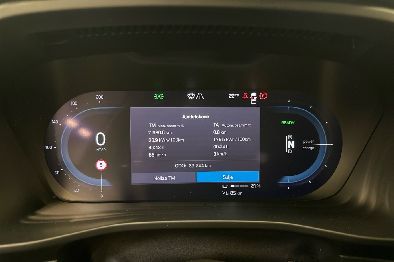 Esittelykuva VOLVO XC40 täyssähköautosta.