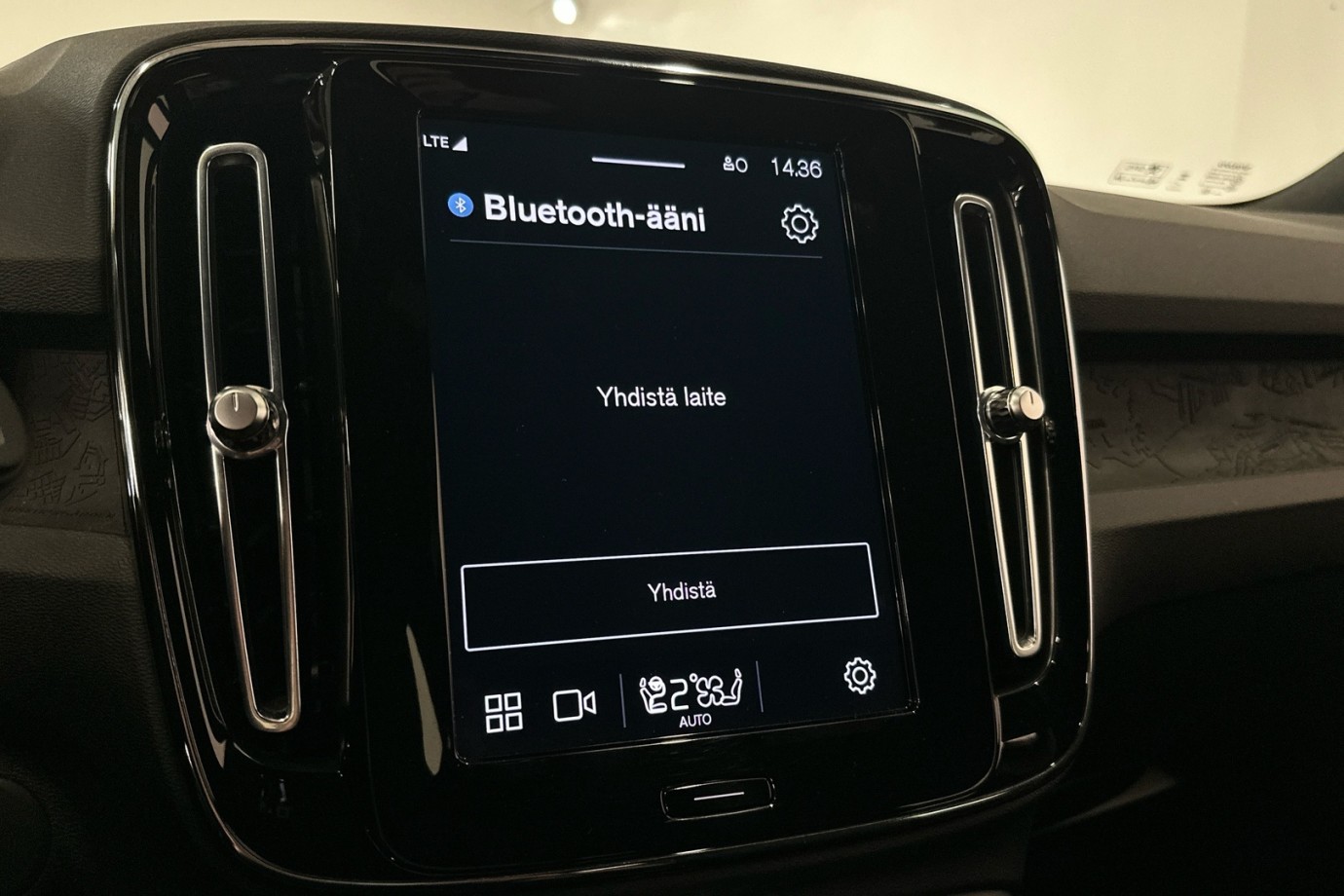 Esittelykuva VOLVO XC40 täyssähköautosta.