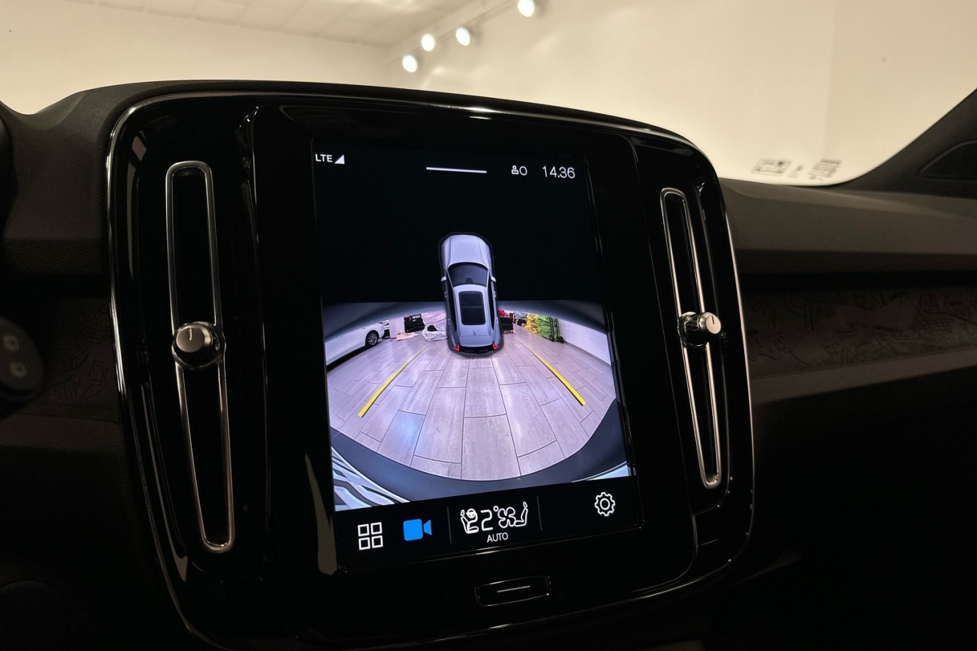Esittelykuva VOLVO XC40 täyssähköautosta.