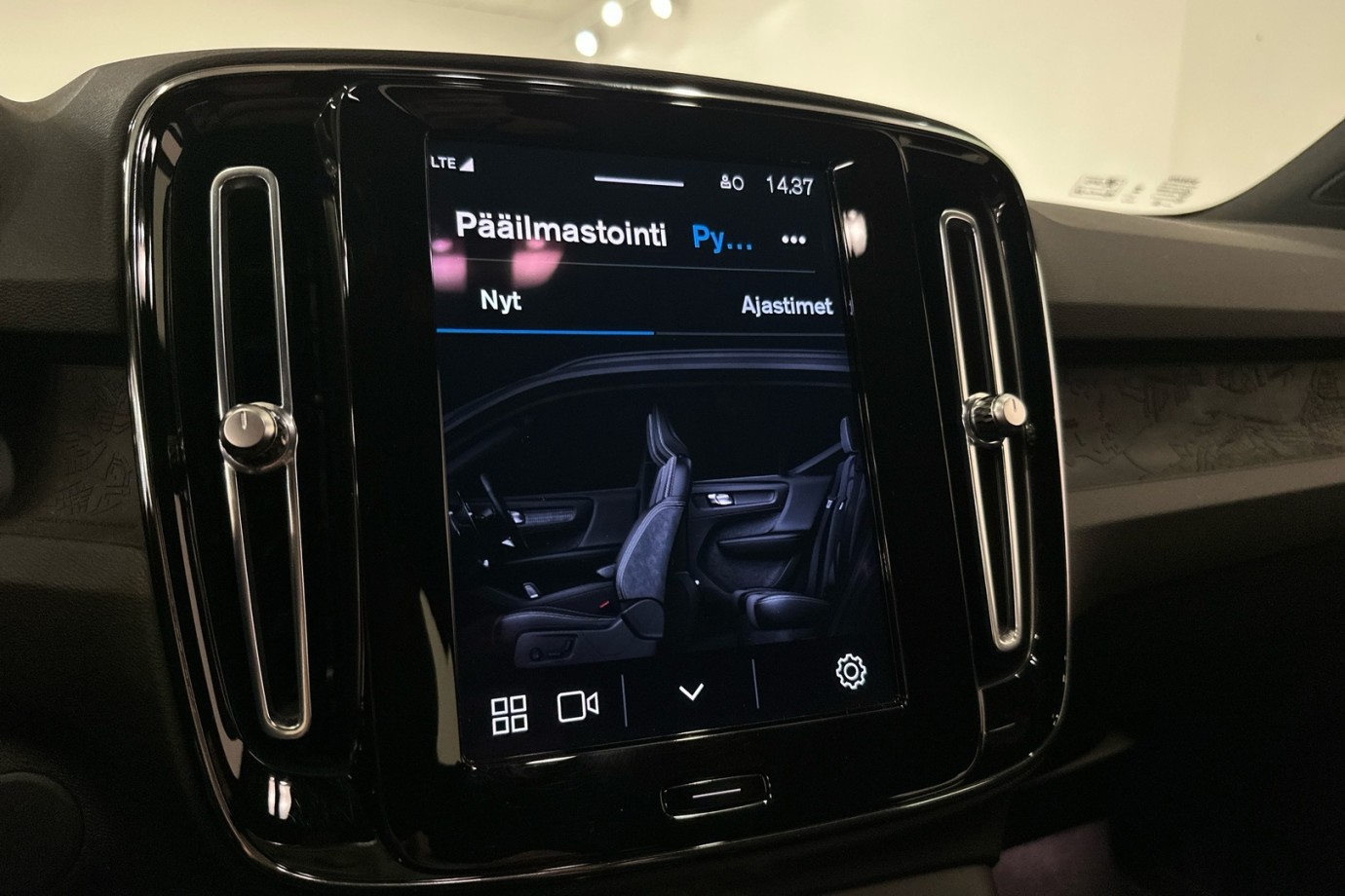 Esittelykuva VOLVO XC40 täyssähköautosta.