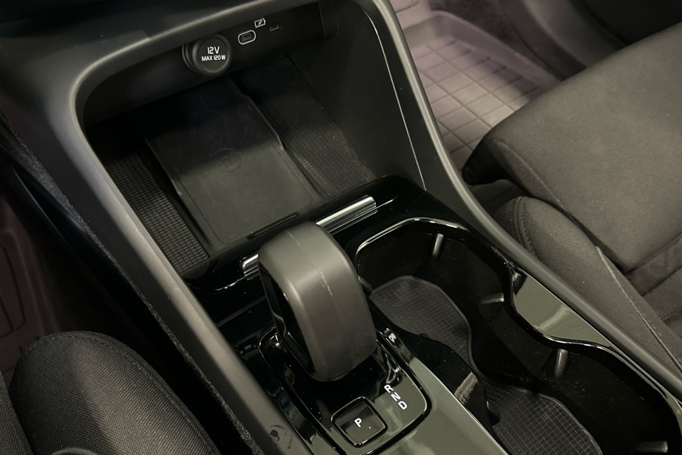 Esittelykuva VOLVO XC40 täyssähköautosta.