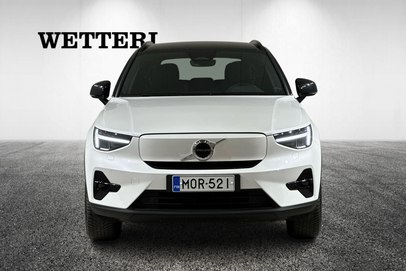 Esittelykuva VOLVO XC40 täyssähköautosta.