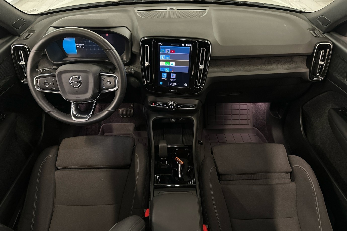 Esittelykuva VOLVO XC40 täyssähköautosta.