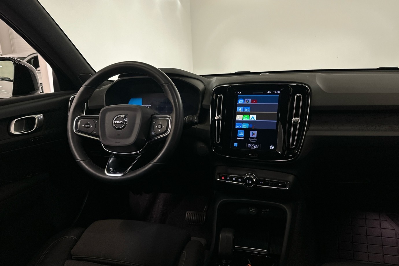 Esittelykuva VOLVO XC40 täyssähköautosta.