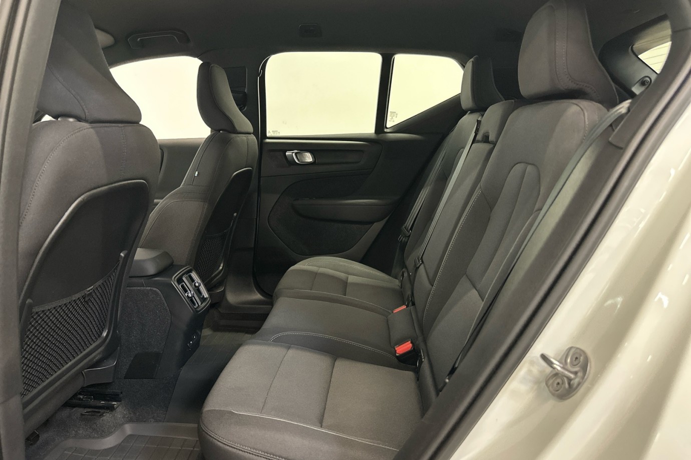 Esittelykuva VOLVO XC40 täyssähköautosta.