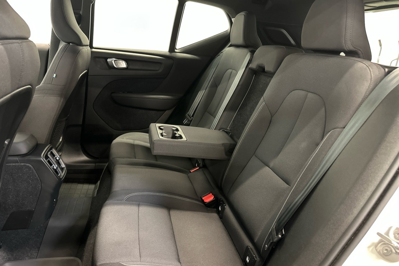 Esittelykuva VOLVO XC40 täyssähköautosta.