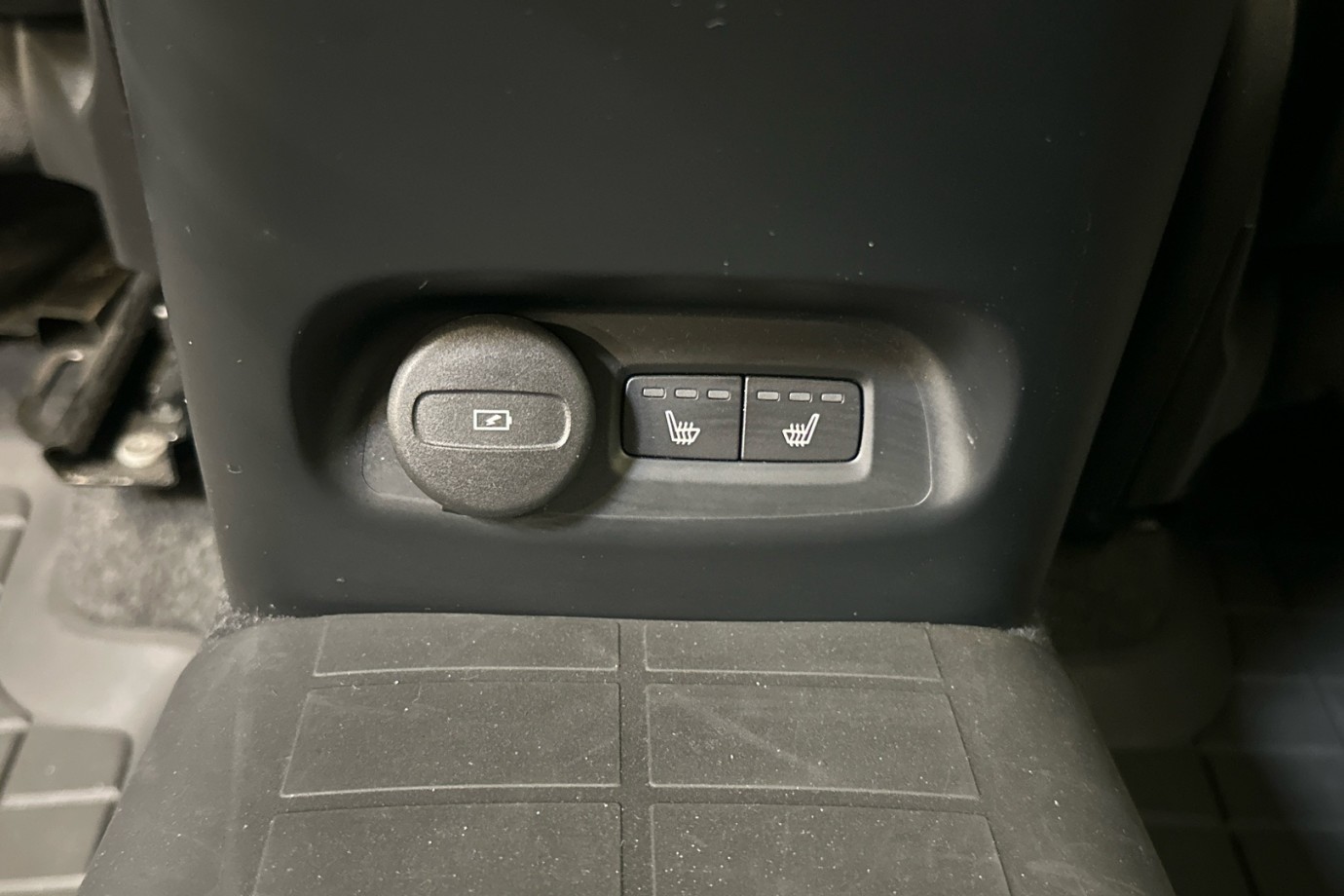 Esittelykuva VOLVO XC40 täyssähköautosta.