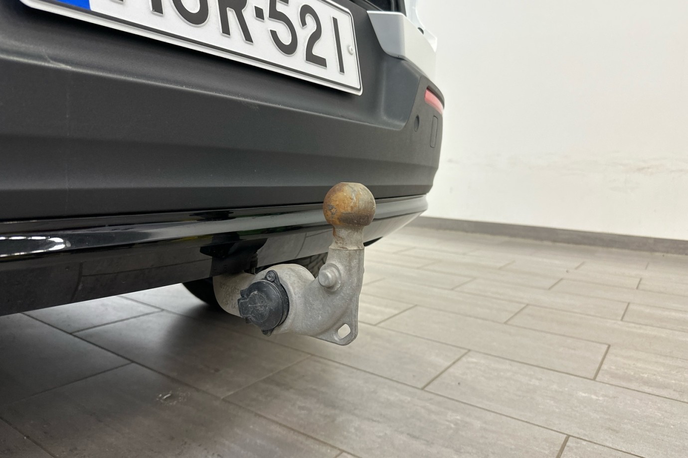 Esittelykuva VOLVO XC40 täyssähköautosta.