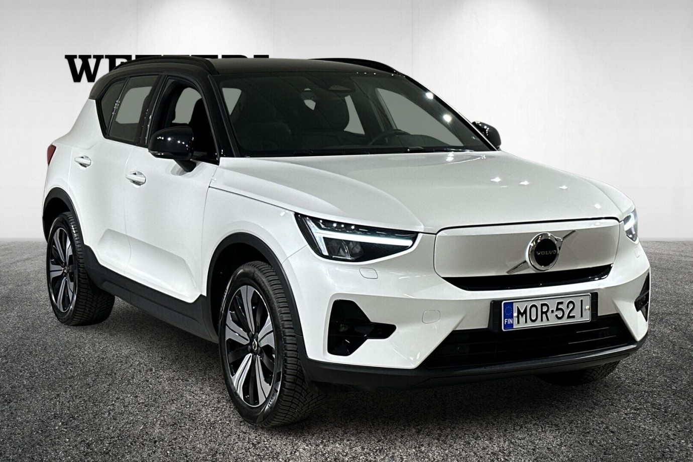 Esittelykuva VOLVO XC40 täyssähköautosta.