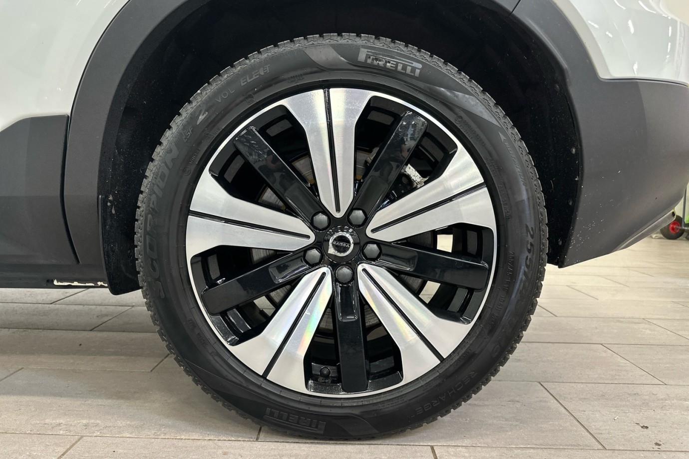 Esittelykuva VOLVO XC40 täyssähköautosta.