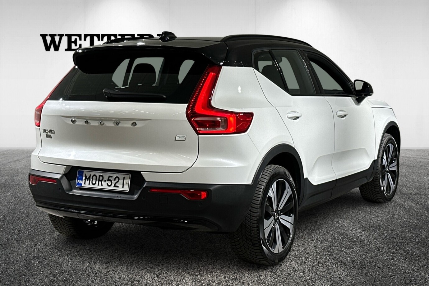 Esittelykuva VOLVO XC40 täyssähköautosta.