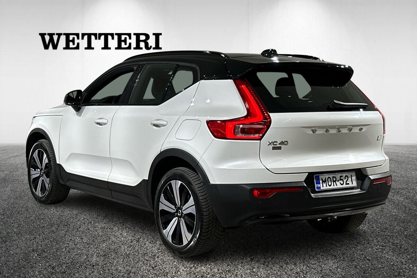 Esittelykuva VOLVO XC40 täyssähköautosta.