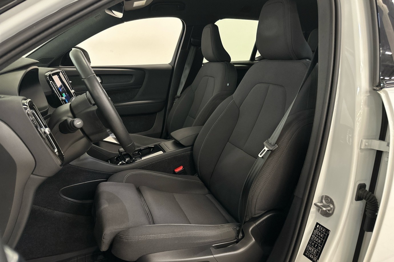 Esittelykuva VOLVO XC40 täyssähköautosta.