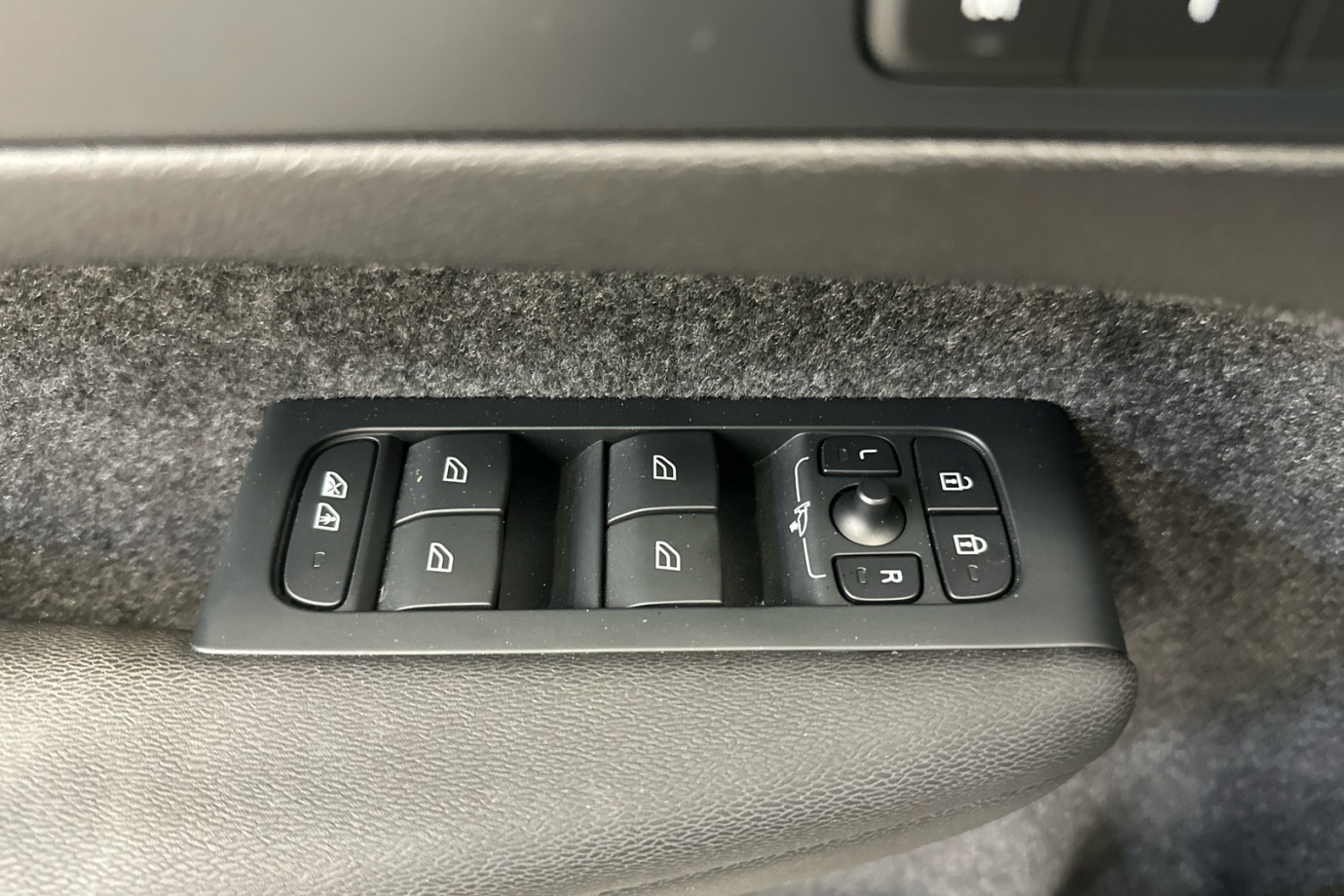 Esittelykuva VOLVO XC40 täyssähköautosta.