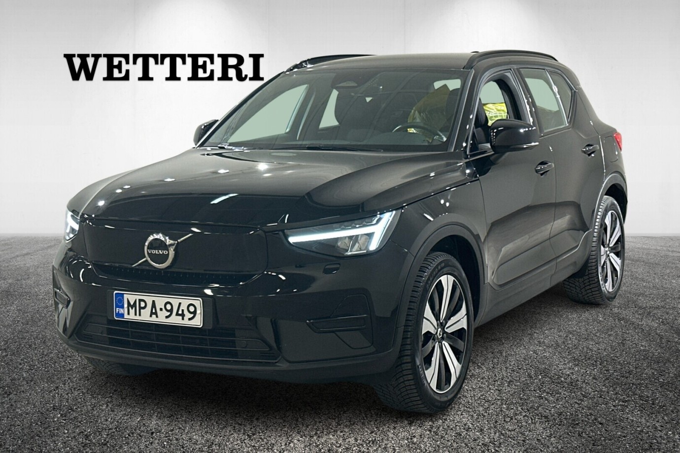 Esittelykuva VOLVO XC40 täyssähköautosta.