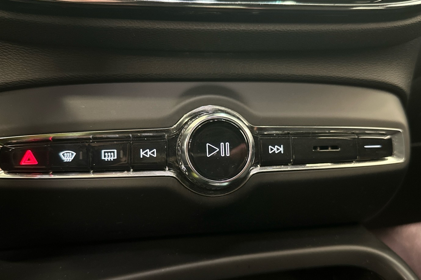 Esittelykuva VOLVO XC40 täyssähköautosta.