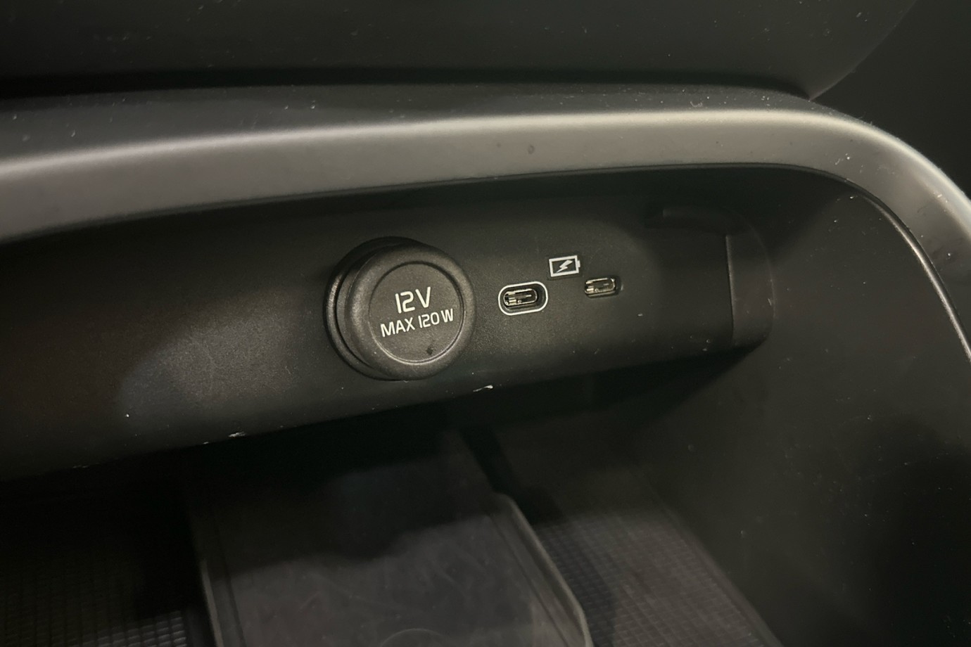 Esittelykuva VOLVO XC40 täyssähköautosta.