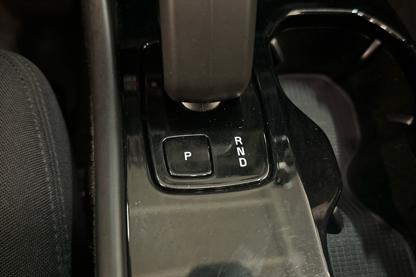 Esittelykuva VOLVO XC40 täyssähköautosta.